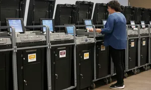 Máy bỏ phiếu gây xôn xao vì lỗi chọn bà Harris thay vì ông Trump Máy bỏ phiếu gây xôn xao vì lỗi chọn bà Harris thay vì ông Trump