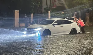 Mưa lớn, hàng loạt tuyến phố ở Đà Nẵng ngập nửa mét Mưa lớn, hàng loạt tuyến phố ở Đà Nẵng ngập nửa mét