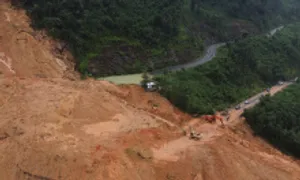 Hàng nghìn khối đất đá vùi lấp đường Nha Trang lên Đà Lạt Hàng nghìn khối đất đá vùi lấp đường Nha Trang lên Đà Lạt