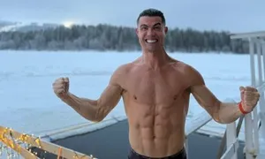 Ronaldo khoe cơ bụng 8 múi giữa trời tuyết