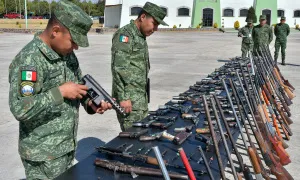 Mexico thưởng tiền cho người dân giao nộp súng