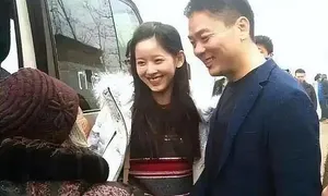 Tỷ phú phát tiền cho cả làng ăn Tết Tỷ phú phát tiền cho cả làng ăn Tết