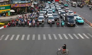 Dòng xe dừng đúng vạch, thẳng hàng tại các giao lộ ở Hà Nội, TP HCM Dòng xe dừng đúng vạch, thẳng hàng tại các giao lộ ở Hà Nội, TP HCM