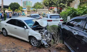 Ôtô tông liên hoàn 13 xe, lao vào khuôn viên chung cư ở TP HCM Ôtô tông liên hoàn 13 xe, lao vào khuôn viên chung cư ở TP HCM